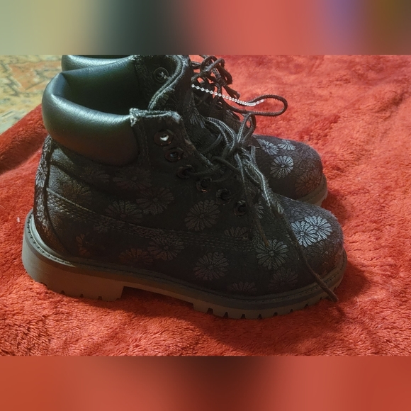 Girls Timberland 6 Inch Classic Black Floral Boots - Picture 5 of 9